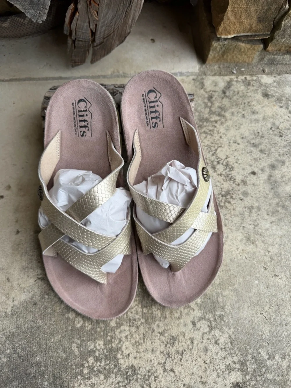Cliffs by‎ WHITE MOUNTAIN Women's Metallic Crisscross Sandals Sz-7M.  Y